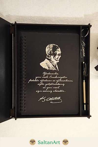 SaltanArt Breloc cu pix premium pentru caiet semnat Ataturk - Cadou de Ziua Profesorului cu cutie de lemn