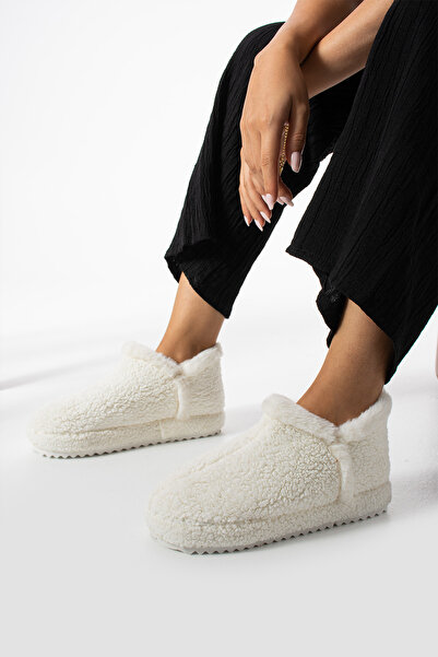 Moda Devrin White Slippers - Home Boots and Towel Fabric (Product Development)