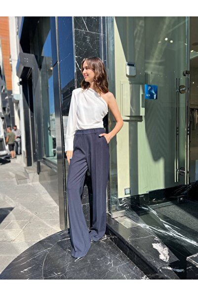 Arestill Drapeli, Tek Omuz, Beyaz Bluz