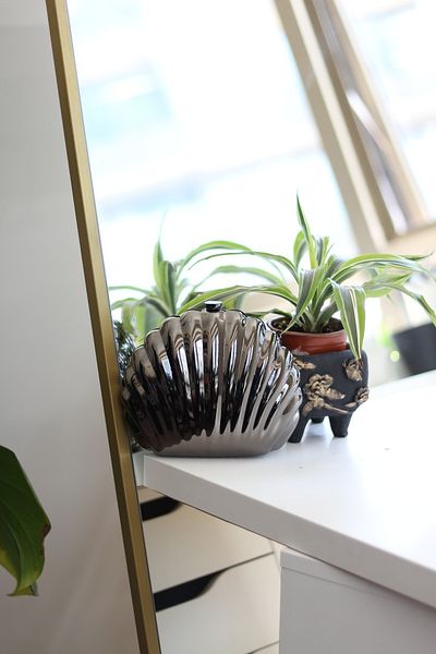 Moom Bag Γυναικεία βραδινή τσάντα φορέματος Oyster Form με λεπτομέρεια από μεταλλική αλυσίδα από πλατίνα