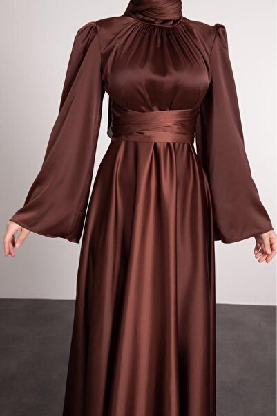 Lamia Giyim Bitter Brown Satin Hijab βραδινό φόρεμα - Ισπανικό μανίκι και μέση τυλιγμένο