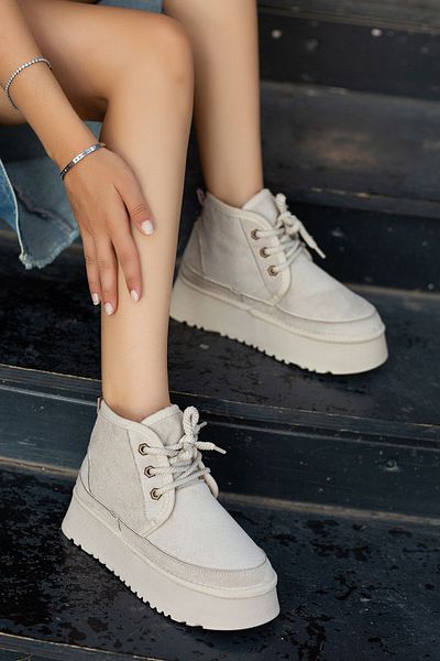 SEEM & BE Lily Beige Wildleder-Halbstiefel für Damen mit Fell innen und Spitzendetail