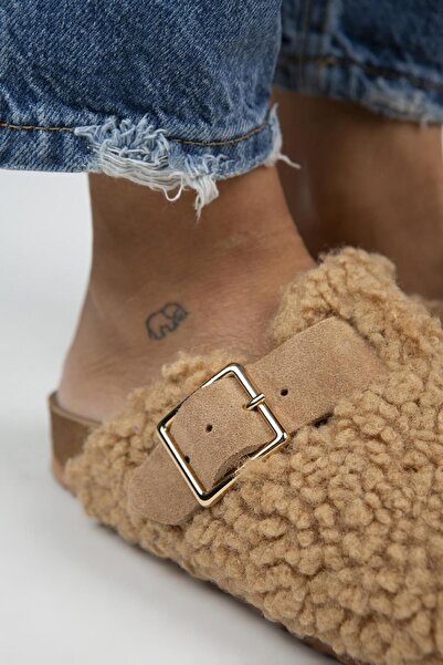 Manijero Γυναικείες υφασμάτινες γούνινες γνήσιες δερμάτινες παντόφλες καραμέλας με πόρπη Suzen