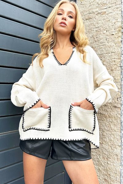 Trend Alaçatı Stili Cremefarbener Damen-Strickpullover mit V-Ausschnitt und Stickerei und doppelter Tasche – ALC-X12742
