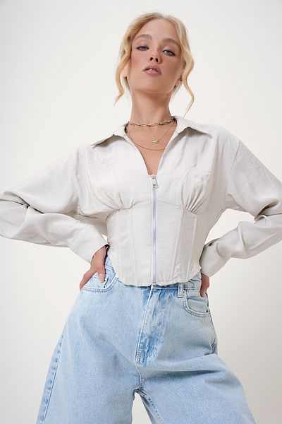 Trend Alaçatı Stili Hellbeige Crop-Bluse mit Hemdkragen und Korsett-Detail – ALC-X12740