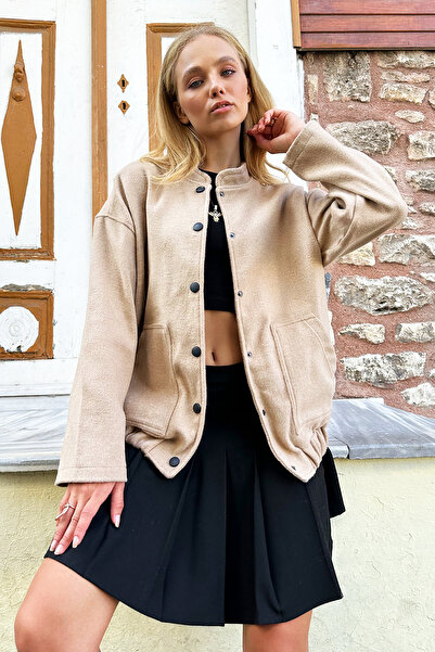 Trend Alaçatı Stili Kadın Bej Çift Cepli Çıt Çıt Kapamalı Kaşe Mont ALC-X12671