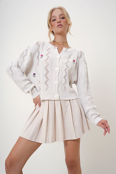 Trend Alaçatı Stili Cremefarbene, mit Blumen bestickte Strickjacke für Damen mit Rundhalsausschnitt – ALC-X12760
