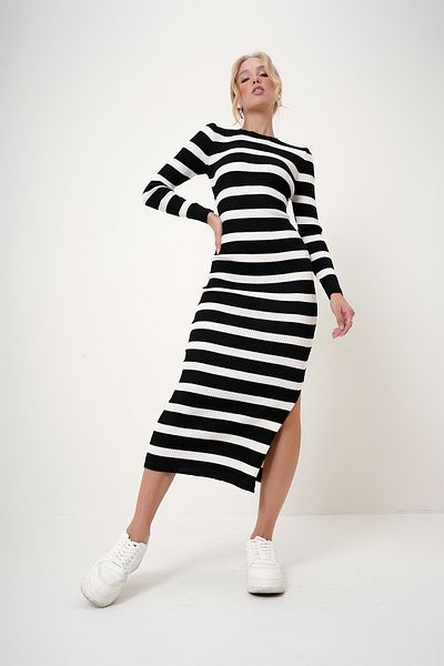 Trend Alaçatı Stili Rochie tricotată maxi cu dungi alb-negru - Decolteu ALC-X12749