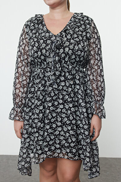 Trendyol Curve Černobílé šifonové šaty větší velikosti - Tbbaw25Ah00075