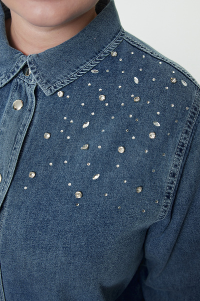 Trendyol Curve Светлосиня риза с камъни в голям размер, дънки TBBAW25AX00002