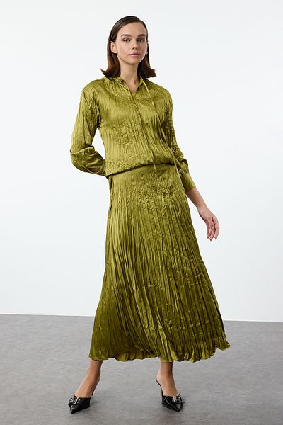 Trendyol Modest طقم علوي وسفلي من الساتان باللون الأخضر الزيتي - TCTAW25US00107