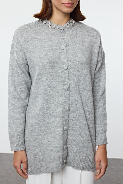Trendyol Modest Pletenina Cardigan Grey s detailem příslušenství - TCTAW25TH00004