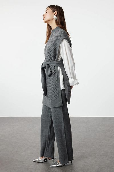 Trendyol Modest Anthrazitfarbenes, mit Gürtel versehenes, gestricktes Pullover-Hosen-Set aus Reis