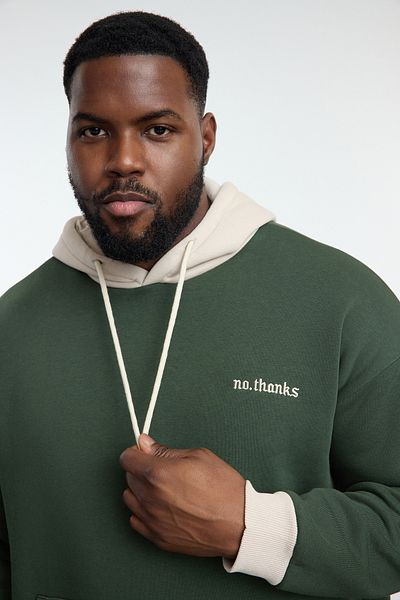 Trendyol Collection Khakifarbenes, farbblockiertes Fleece-Sweatshirt mit weitem Schnitt in Übergröße – TMNAW25AO00035