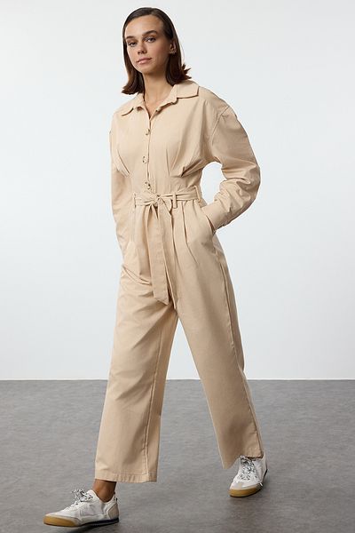Trendyol Collection Kamelfarbener, langer Jumpsuit mit Gürtel - Hemdkragen, Taillendetails Twoaw25tu00012