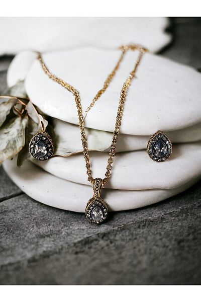 FAYRA ACCESSORIES Zircon Stone Detailed Water Drop Necklace and Pin Earring Set