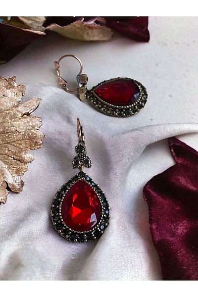 FAYRA ACCESSORIES قطرة ماء ياقوت - أقراط مطرزة بالزركون