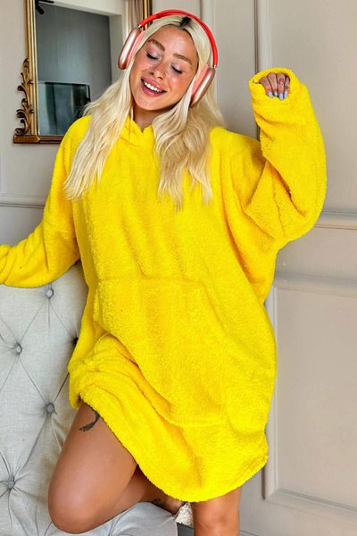 Pijamaevi Gelber, übergroßer Sweat-Poncho-Pyjama aus Vollplüsch mit Kapuze