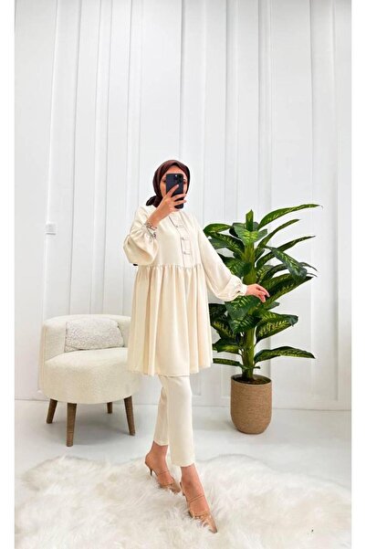 Rabia Ateş طقم حجاب بتفاصيل أزرار من بريت