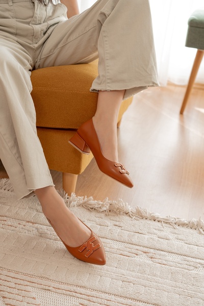 DİVOLYA Tan Buckle Lapita - Παπούτσια με τακούνι 4 cm με μυτερή μύτη