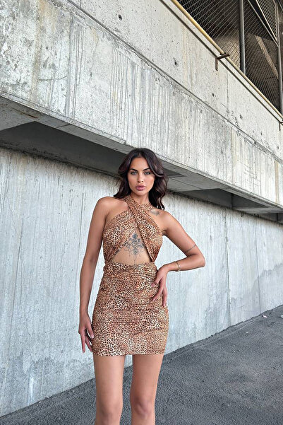 novalook Boyundan Çapraz Askılı Renkli Leopar Desenli Kısa Elbise