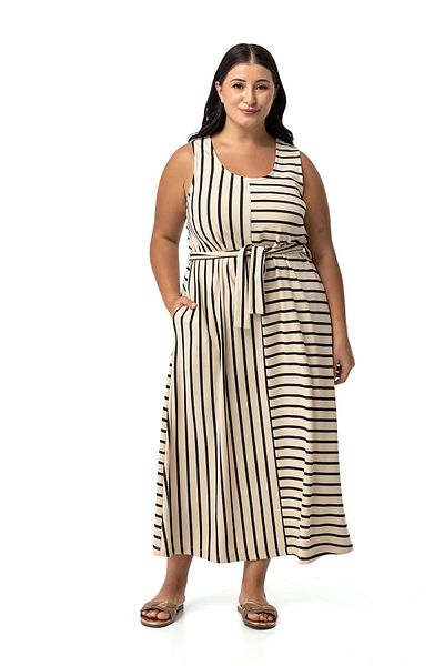 DISENTIS MODEST Ασύμμετρο μαύρο ριγέ φόρεμα Plus Size με χοντρές τιράντες και φύλλα