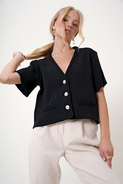Trend Alaçatı Stili Cardigan din tricot cu decolteu în V cu nasturi aurii negru - Detaliu buzunar ALC-X12745