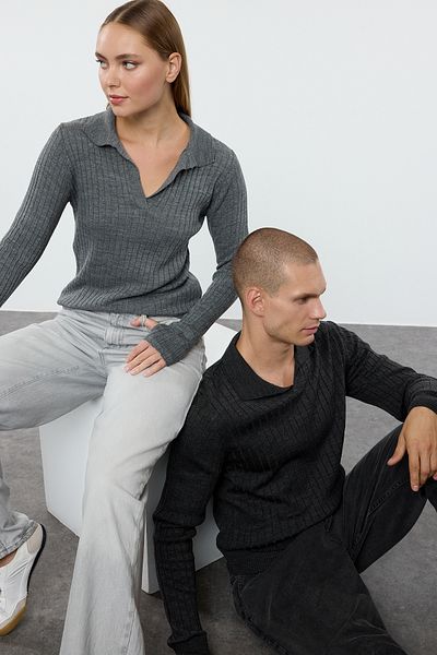 Trendyol Collection Geräucherter Strickpullover mit Polokragen und schmaler Passform – Paar TMNAW25KZ00022