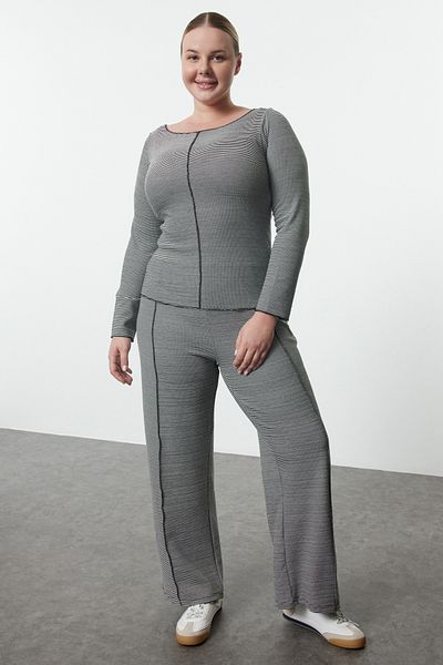 Trendyol Curve Schwarz-weiß gestreiftes Strickset in Übergröße – TBBAW25CP00018