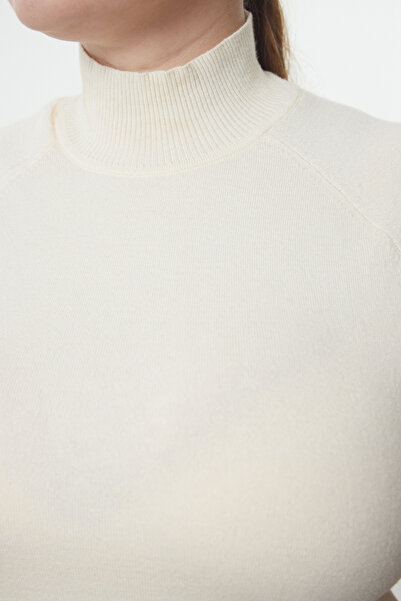 Trendyol Curve Трикотажна блузка преміум якості з м'якого трикотажу екрю з коміром-стійкою TBBAW25AF00003