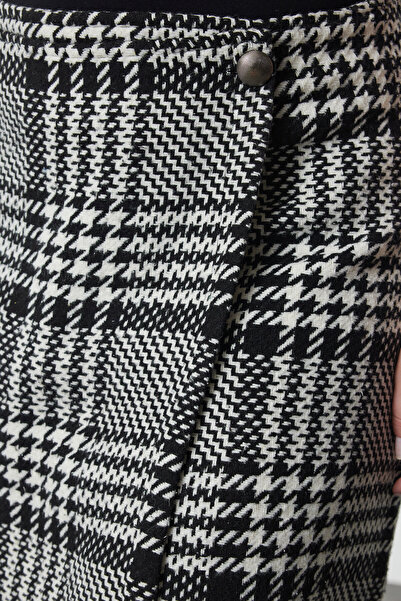 Trendyol Curve Plus Size Black-White Houndstooth Patterned Skirt TBBAW25AZ00002