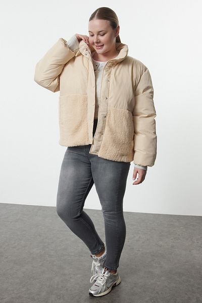 Trendyol Curve BeigeRegularFit Mantel aus Plüschstoff mit Blockstreifen - Tbbaw25aw00013