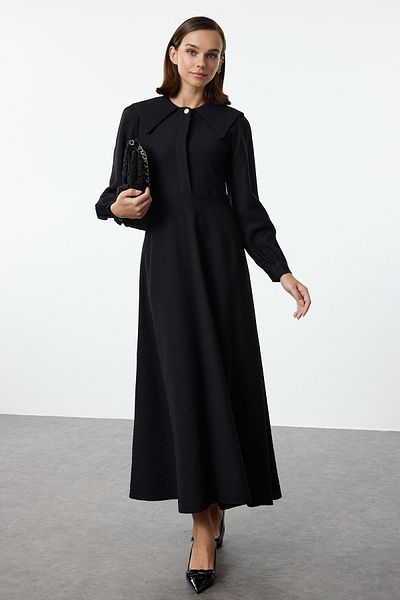 Trendyol Modest Schwarzes gewebtes Kleid mit Knopfdetail – Babyhalsband TCTSS24EB00210