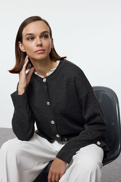 Trendyol Modest Anthrazitfarbene Strickjacke mit Brode-Spitze-Details - TCTAW25TH00010