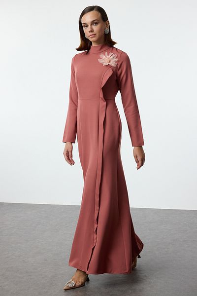 Trendyol Modest Abendkleid aus gewebtem Stoff mit Applikationen aus getrockneten Rosenblüten - Tctaw25db00001