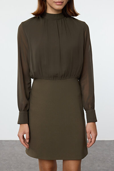 Trendyol Collection Khaki šifonové minišaty – A-line, stojáček, podšité – TWOAW24EL00296