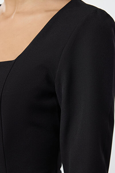 Trendyol Collection Šaty s mini tkanou bundou – černé, s detailními kapsami Twoaw25el00139