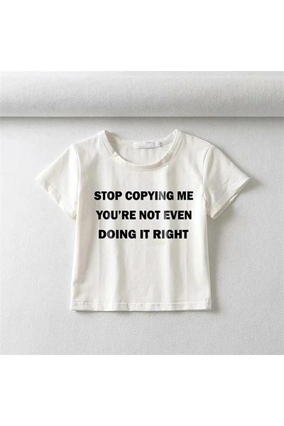 Aesthia MINGALONDON - Τυπωμένο λευκό Crop Top 'Stop Copying Me'