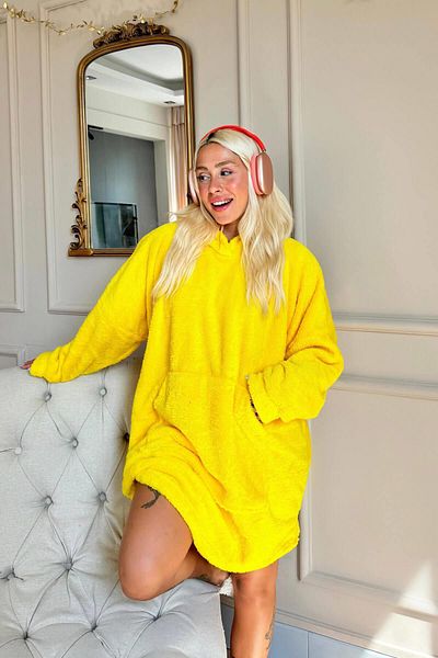 Pijamaevi Gelber, übergroßer Sweat-Poncho-Pyjama aus Vollplüsch mit Kapuze