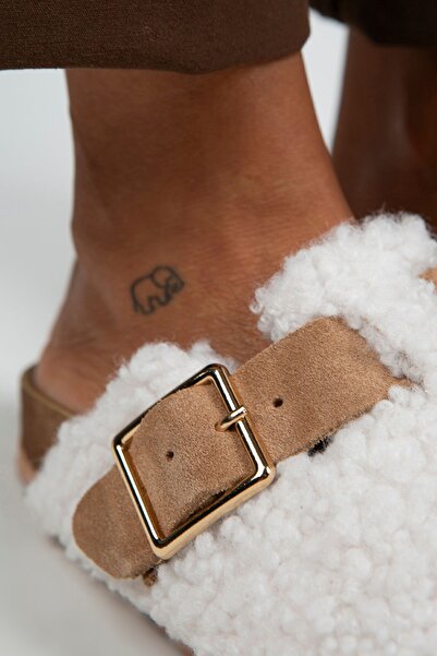 Manijero Suzen, textil, blană, piele naturală, cataramă cu centură, alb - papuci maro