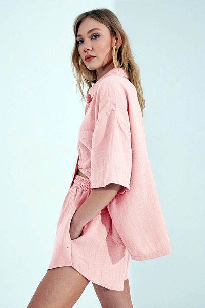 Manche طقم قميص وشورت وردي مغبر كبير الحجم مكون من قطعتين