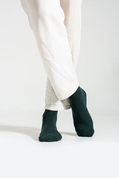Socks Here جوارب رجالية باللون الأخضر الداكن - بدون نمط