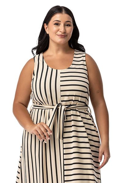 DISENTIS MODEST Ασύμμετρο μαύρο ριγέ φόρεμα Plus Size με χοντρές τιράντες και φύλλα