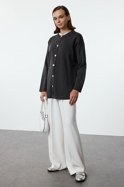 Trendyol Modest Anthrazitfarbene Strickjacke mit Brode-Spitze-Details - TCTAW25TH00010
