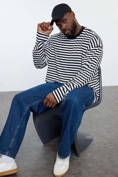 Trendyol Collection Schwarz gestreiftes Oversize-T-Shirt in Übergröße – lange Ärmel TMNAW25BF00005