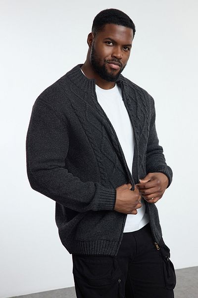 Trendyol Collection Anthrazitfarbener FL-Strick-Cardigan für Herren in Übergröße – halber Rollkragenpullover mit Haarflechtdetail TMNAW25AV00001