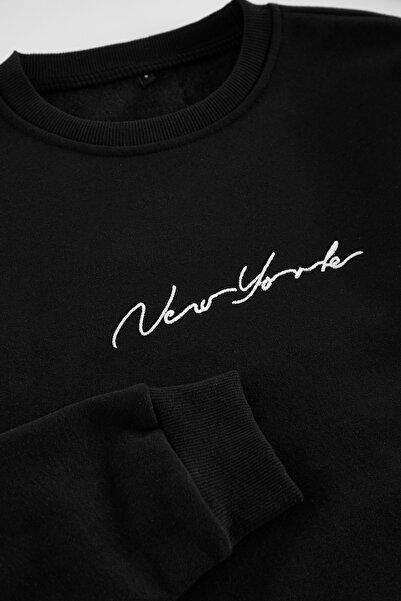 Trendyol Collection New York vyšívaná černá fleecová mikina - Regular Fit TMNAW23SW00481