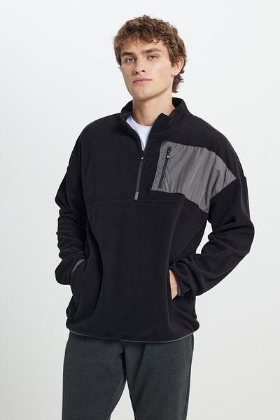 AC&Co / Altınyıldız Classics Schwarzes, übergroßes, locker geschnittenes, kältebeständiges Fleece-Sweatshirt mit Bato-Kragen und detaillierter Reißverschlusstasche für Herren