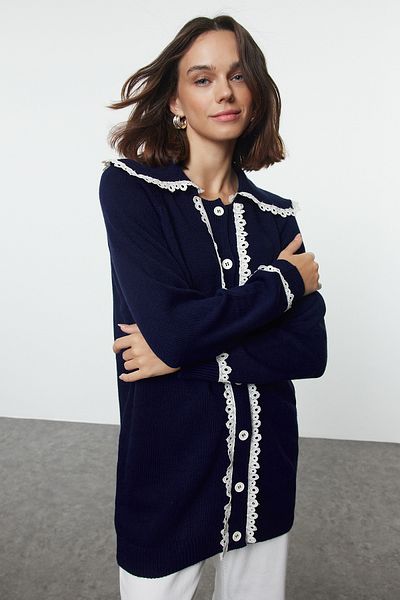 Trendyol Modest Koronkowy, szczegółowy czarny dzianinowy kardigan - dziecięcy kołnierzyk TCTAW25TH00007