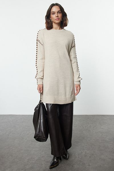 Trendyol Modest Strickpullover mit Stickereien in Kamelsteinoptik - TCTAW25AK00052